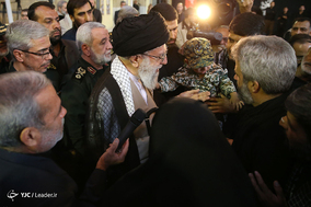 حضور رهبر معظم انقلاب در کنار پیکر مطهر شهید محسن حججی
