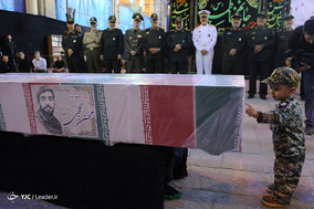 حضور رهبر معظم انقلاب در کنار پیکر مطهر شهید محسن حججی