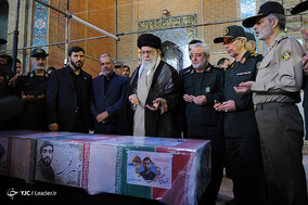 حضور رهبر معظم انقلاب در کنار پیکر مطهر شهید محسن حججی