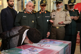 حضور رهبر معظم انقلاب در کنار پیکر مطهر شهید محسن حججی