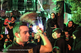 دسته های عزاداری شب عاشورا در خیابان گرگان تهران