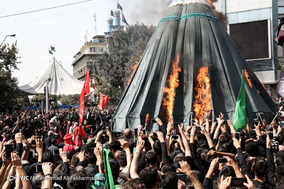 مراسم عزاداری و خیمه سوزان ظهر عاشورا بازار تهران