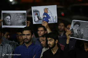 تجمع جمعی از دانشجویان دانشگاه فردوسی مشهد در اعتراض سخنان ترامپ