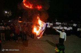 تجمع جمعی از دانشجویان دانشگاه فردوسی مشهد در اعتراض سخنان ترامپ