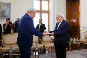 تقدیم رونوشت استوارنامه سفرای کوبا و قبرس به ظریف