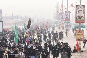 پیاده روی زائران اربعین حسینی در مسیر کربلا