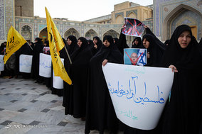 حلقه انسانی به دور نماد قدس در حرم مطهر رضوی در اعتراض به تغییر پایتخت رژیم اشغالگر قدس