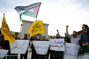حلقه انسانی به دور نماد قدس در حرم مطهر رضوی در اعتراض به تغییر پایتخت رژیم اشغالگر قدس