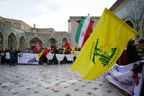 حلقه انسانی به دور نماد قدس در حرم مطهر رضوی در اعتراض به تغییر پایتخت رژیم اشغالگر قدس