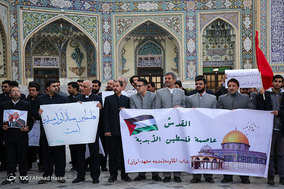 حلقه انسانی به دور نماد قدس در حرم مطهر رضوی در اعتراض به تغییر پایتخت رژیم اشغالگر قدس