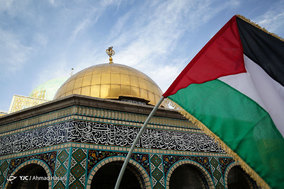 حلقه انسانی به دور نماد قدس در حرم مطهر رضوی در اعتراض به تغییر پایتخت رژیم اشغالگر قدس