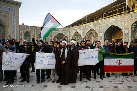 حلقه انسانی به دور نماد قدس در حرم مطهر رضوی در اعتراض به تغییر پایتخت رژیم اشغالگر قدس