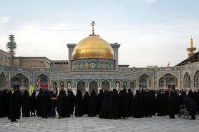 حلقه انسانی به دور نماد قدس در حرم مطهر رضوی در اعتراض به تغییر پایتخت رژیم اشغالگر قدس