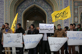 حلقه انسانی به دور نماد قدس در حرم مطهر رضوی در اعتراض به تغییر پایتخت رژیم اشغالگر قدس
