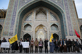 حلقه انسانی به دور نماد قدس در حرم مطهر رضوی در اعتراض به تغییر پایتخت رژیم اشغالگر قدس