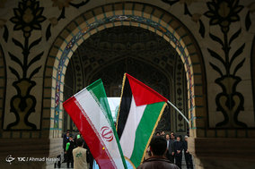 حلقه انسانی به دور نماد قدس در حرم مطهر رضوی در اعتراض به تغییر پایتخت رژیم اشغالگر قدس