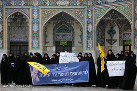 حلقه انسانی به دور نماد قدس در حرم مطهر رضوی در اعتراض به تغییر پایتخت رژیم اشغالگر قدس