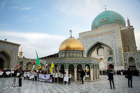 حلقه انسانی به دور نماد قدس در حرم مطهر رضوی در اعتراض به تغییر پایتخت رژیم اشغالگر قدس