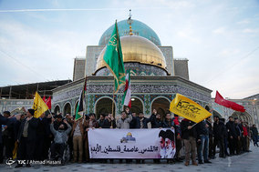 حلقه انسانی به دور نماد قدس در حرم مطهر رضوی در اعتراض به تغییر پایتخت رژیم اشغالگر قدس