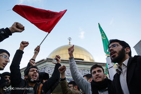 حلقه انسانی به دور نماد قدس در حرم مطهر رضوی در اعتراض به تغییر پایتخت رژیم اشغالگر قدس