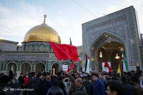 حلقه انسانی به دور نماد قدس در حرم مطهر رضوی در اعتراض به تغییر پایتخت رژیم اشغالگر قدس