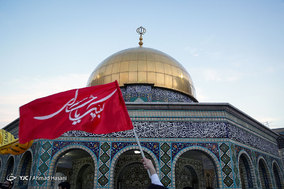 حلقه انسانی به دور نماد قدس در حرم مطهر رضوی در اعتراض به تغییر پایتخت رژیم اشغالگر قدس