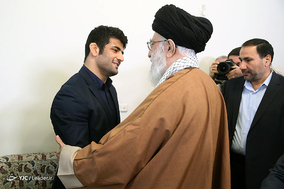 دیدار علیرضا کریمی کشتی‌گیر سرافراز با رهبر معظم انقلاب