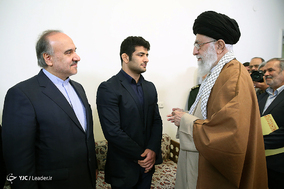 دیدار علیرضا کریمی کشتی‌گیر سرافراز با رهبر معظم انقلاب