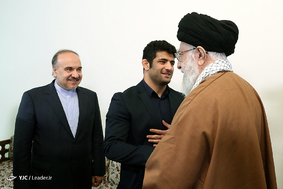 دیدار علیرضا کریمی کشتی‌گیر سرافراز با رهبر معظم انقلاب