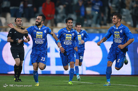 دیدار تیم های فوتبال استقلال تهران و صنعت نفت آبادان