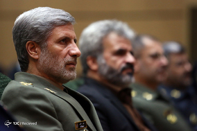 نشست مشترک وزیر دفاع با اعضای فراکسیون دفاع مجلس و تجلیل از خانواده های شهید همدانی و شهید حججی