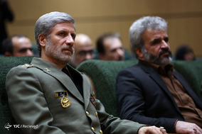 نشست مشترک وزیر دفاع با اعضای فراکسیون دفاع مجلس و تجلیل از خانواده های شهید همدانی و شهید حججی
