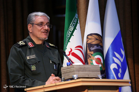 نشست مشترک وزیر دفاع با اعضای فراکسیون دفاع مجلس و تجلیل از خانواده های شهید همدانی و شهید حججی