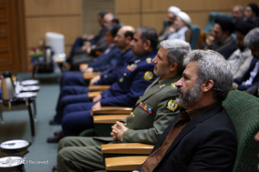 نشست مشترک وزیر دفاع با اعضای فراکسیون دفاع مجلس و تجلیل از خانواده های شهید همدانی و شهید حججی