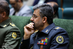 نشست مشترک وزیر دفاع با اعضای فراکسیون دفاع مجلس و تجلیل از خانواده های شهید همدانی و شهید حججی