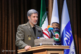 نشست مشترک وزیر دفاع با اعضای فراکسیون دفاع مجلس و تجلیل از خانواده های شهید همدانی و شهید حججی