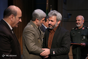 نشست مشترک وزیر دفاع با اعضای فراکسیون دفاع مجلس و تجلیل از خانواده های شهید همدانی و شهید حججی