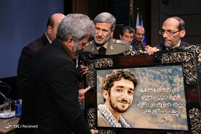 نشست مشترک وزیر دفاع با اعضای فراکسیون دفاع مجلس و تجلیل از خانواده های شهید همدانی و شهید حججی