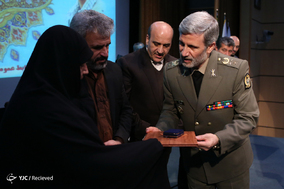 نشست مشترک وزیر دفاع با اعضای فراکسیون دفاع مجلس و تجلیل از خانواده های شهید همدانی و شهید حججی
