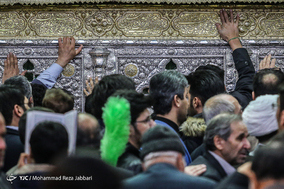 آیین خطبه خوانی و شمع گردانی خادمان حرم حضرت معصومه(س) در قم