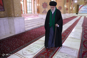 حضور رهبر معظم انقلاب در مرقد مطهر امام راحل و گلزار شهدای بهشت زهرا(س)