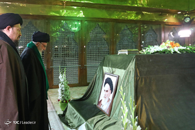 حضور رهبر معظم انقلاب در مرقد مطهر امام راحل و گلزار شهدای بهشت زهرا(س)