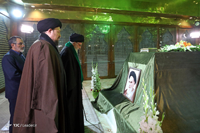 حضور رهبر معظم انقلاب در مرقد مطهر امام راحل و گلزار شهدای بهشت زهرا(س)