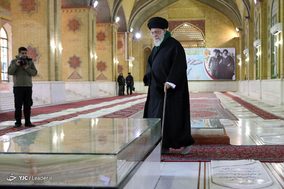 حضور رهبر معظم انقلاب در مرقد مطهر امام راحل و گلزار شهدای بهشت زهرا(س)