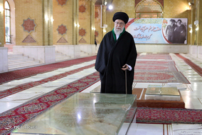 حضور رهبر معظم انقلاب در مرقد مطهر امام راحل و گلزار شهدای بهشت زهرا(س)
