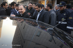 حضور شهردار تهران در محل آتش سوزی ساختمان اداری خیابان ولیعصر