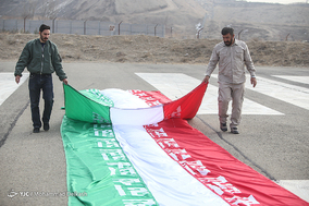 اهتزاز پرچم ایران بر فراز آسمان پایتخت