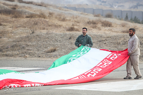 اهتزاز پرچم ایران بر فراز آسمان پایتخت