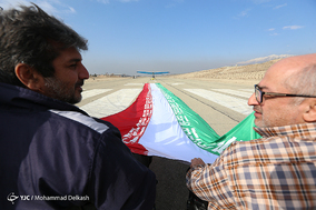 اهتزاز پرچم ایران بر فراز آسمان پایتخت