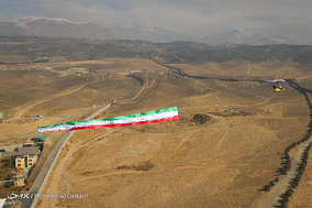 اهتزاز پرچم ایران بر فراز آسمان پایتخت